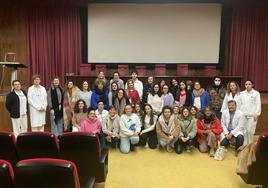 Imagen de la visita de los alumnos del IES Fuentesnuevas al Hospital de León.