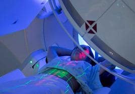 Tratamiento de radioterapia en una paciente oncológica.