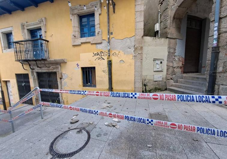 Imagen de la zona acordonada por la caída de cascotes de una vivienda deshabitada en la plaza de la Encina de Ponferrada.