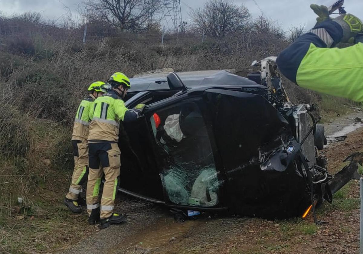 Imagen de los Bomberos en la actuación tras el accidente.