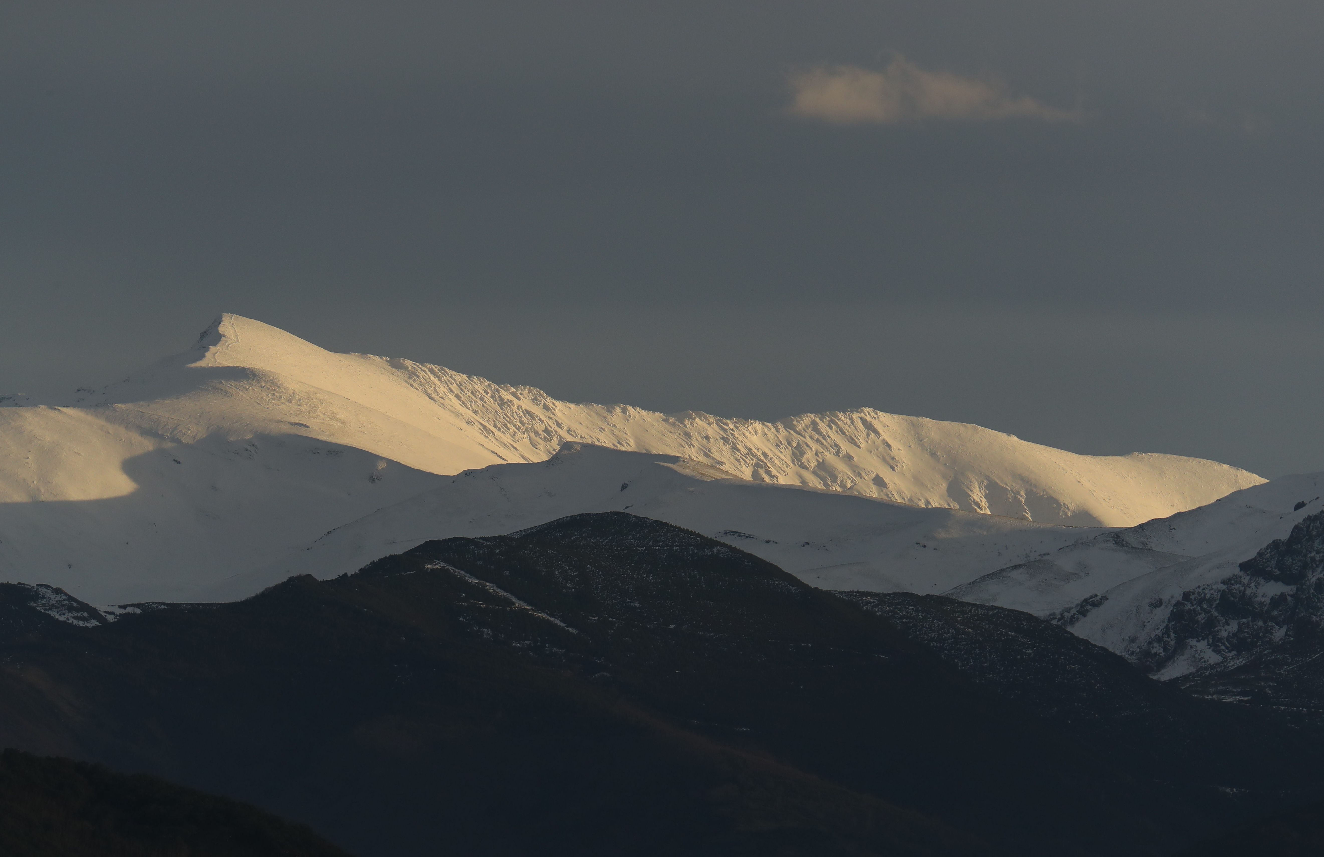 Imagen del Morredero y de los montes Aquilianos nevados.