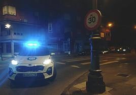 Un coche de la Policia Local cortando el tráfico en la avenida del Castillo.