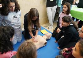 Participantes en Expociencia aprenden a hacer una reanimación cardiopulmonar.