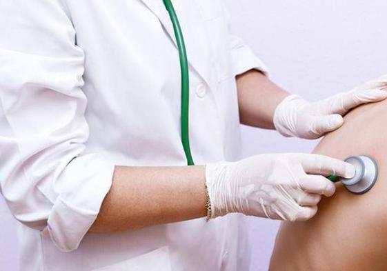 Imagen de un médico pasando consulta.