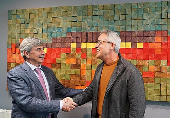 El rector de la ULE, Juan Francisco García Marín (I), saluda al profesor y autor de la obra, Alfonso Fernández Manso (D).