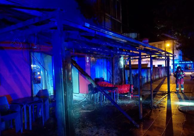 El fuego calcinó la terraza del bar.