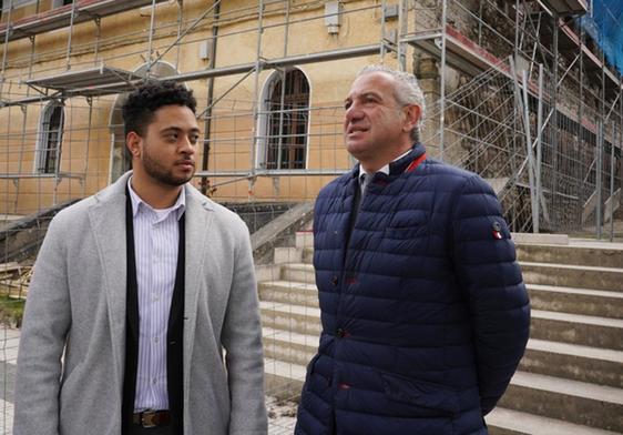 El delegado del Gobierno, Nicanor Sen, junto al alcalde de Villafranca del Bierzo, Anderson Teófilo Batista.