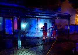 Los bomberos de Ponferrada sofocaron el fuego que calcinó la terraza del bar Saxo de Cuatrovientos.