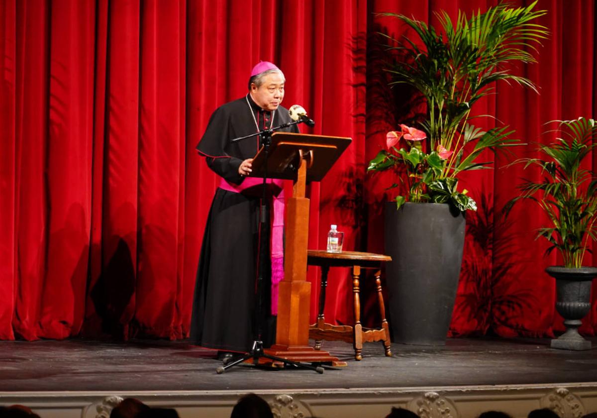 El nuncio apostólico del papa Francisco en España, Bernardito Cleopas Auza, ofrece el pregón de la Semana Santa de Ponferrada.