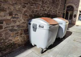 Contnedores sin las cubiertas de madera ubicados en la calle del Reloj de Ponferrada.