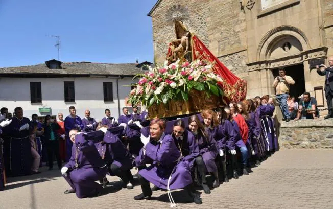 Procesión de la Virgen de las Angustias en Cacabelos.