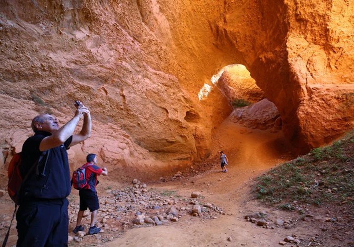 Visitantes en el paraje berciano Patrimonio de la Humanidad de Las Médulas.