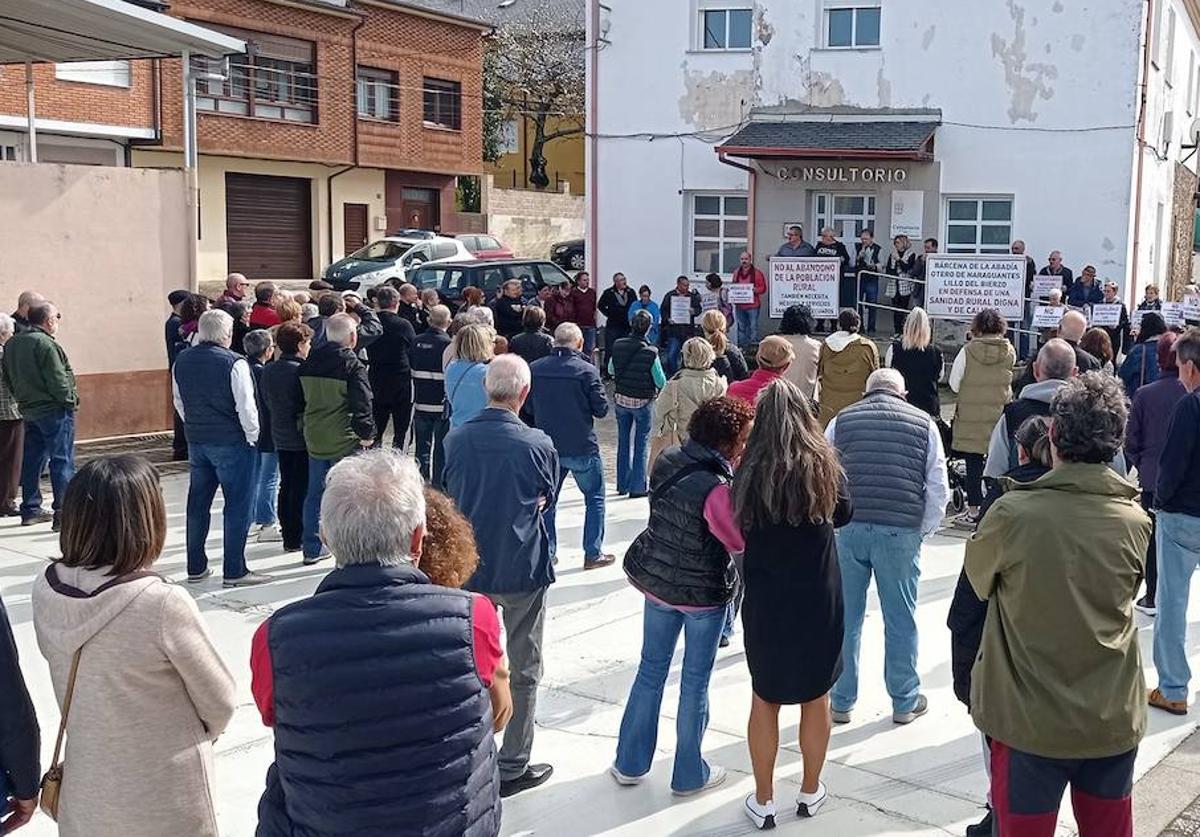Imagen principal - Más de 200 vecinos protestaron para exigir a la Junta un médico en el consultorio de Lillo del Bierzo.