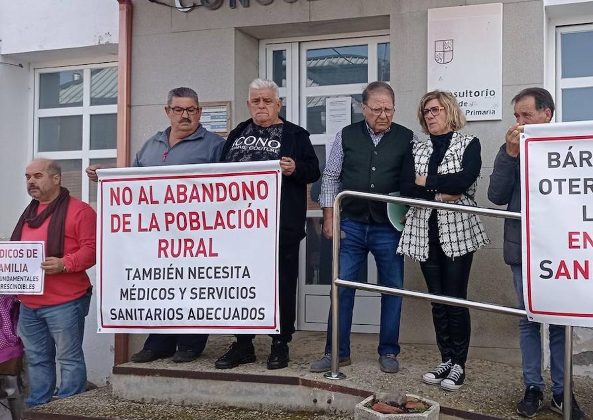Imagen secundaria 1 - Más de 200 vecinos protestaron para exigir a la Junta un médico en el consultorio de Lillo del Bierzo.