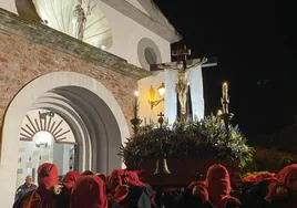 Imagen del Santo Cristo del Camino en su salida de la iglesia de Santiago Apostol en Flores del Sil.