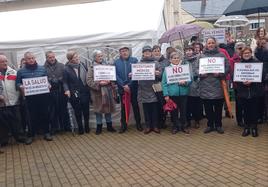 Protesta en Bárcena de la Abadía para exigir médicos a la Junta para el consultorio de Lillo del Bierzo.