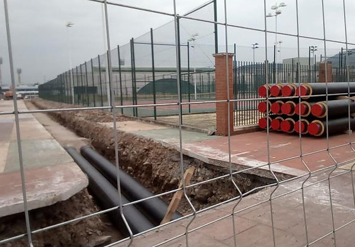 Las obras de instalación de la red de calor de Ponferrada en una imagen de archivo.