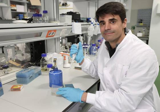 El investigador Saúl Ares en el laboratoria del Centrol Nacional de Biotecnología.