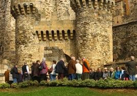 Visitantes en el Castillo de los Templarios de Ponferrada.