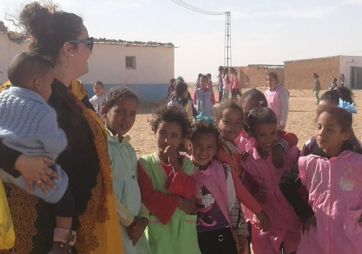 La vicepresidenta de la Asociación de Amigos del Pueblo Saharaui del Bierzo, Carmen Franco, en uno de sus viajes al campo de refugiados de Tinduf.