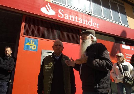 Concentración de los vecinos de Flores del Sil contra el cierre de la oficina del banco Santander en la avenida de Portugal de Ponferrada.