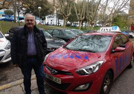 Imagen de un propietario de una autoescuela situada en Ponferrada junto a uno de los vehículos de prácticas para alumnos.