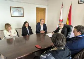 El presidente del Consejo Comarcal (3D), en la visita al Ayuntamiento de Corullón.