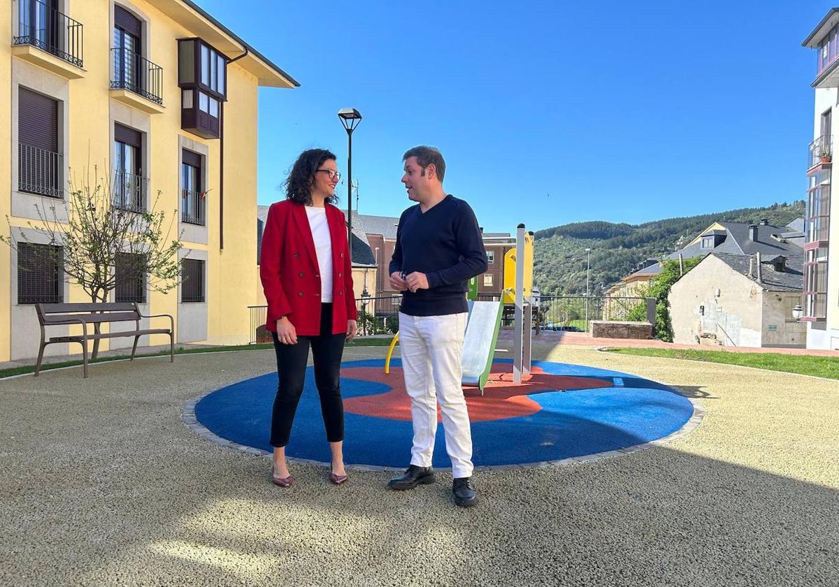 Los ediles de Presidencia y Turismo de Ponferrada inauguraron el nuevo espacio de esparcimiento situado entre las calles Pregoneros y Cruz de Miranda.