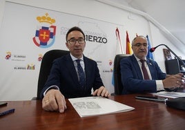 El director general de Trabajo, Fernando de la Parte, y el presidente comarcal, Olegario Ramón.