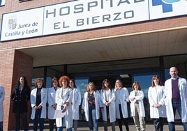 Los exdelegados bercianos de CSIF, ahora SINGEFE, a las puertas del Hospital del Bierzo.