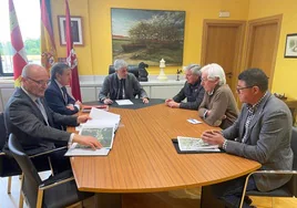 Los representantes de la Junta se reunieron con concejales de Vega de Valcarce.