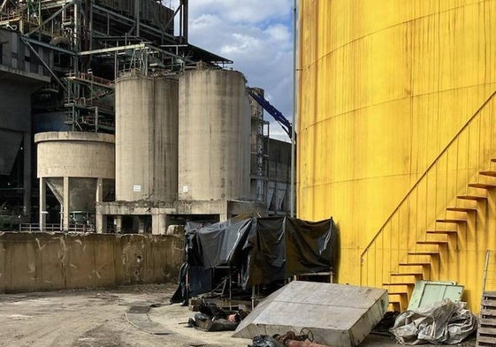 Imagen de las labores de desmantelamiento de la central térmica de Compostilla II en Cubillos del Sil.