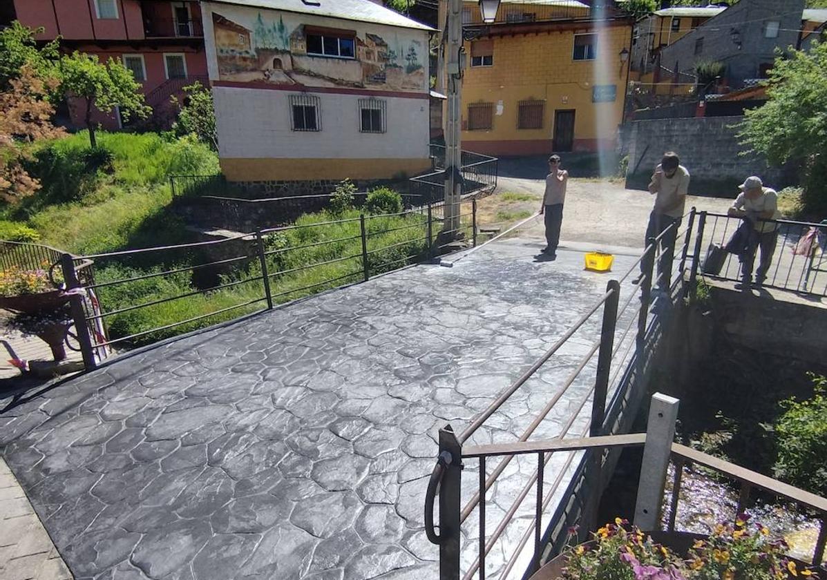 Alumnos de la Escuela Taller de Ponferrada rehabilitan el puente de Villanueva de Valdueza