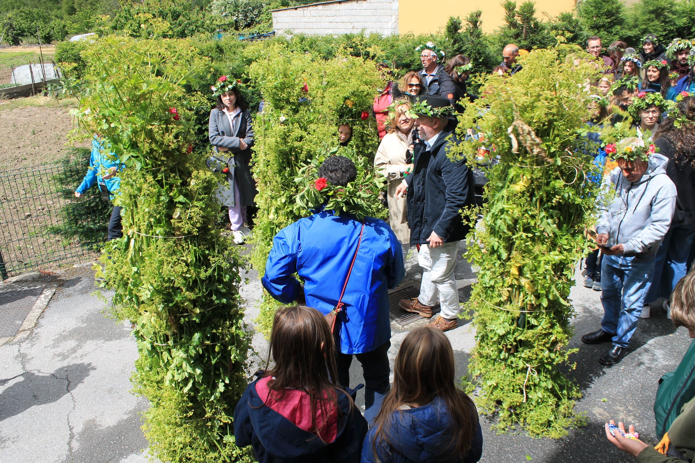 Los Maios tiñen de verde Villafranca