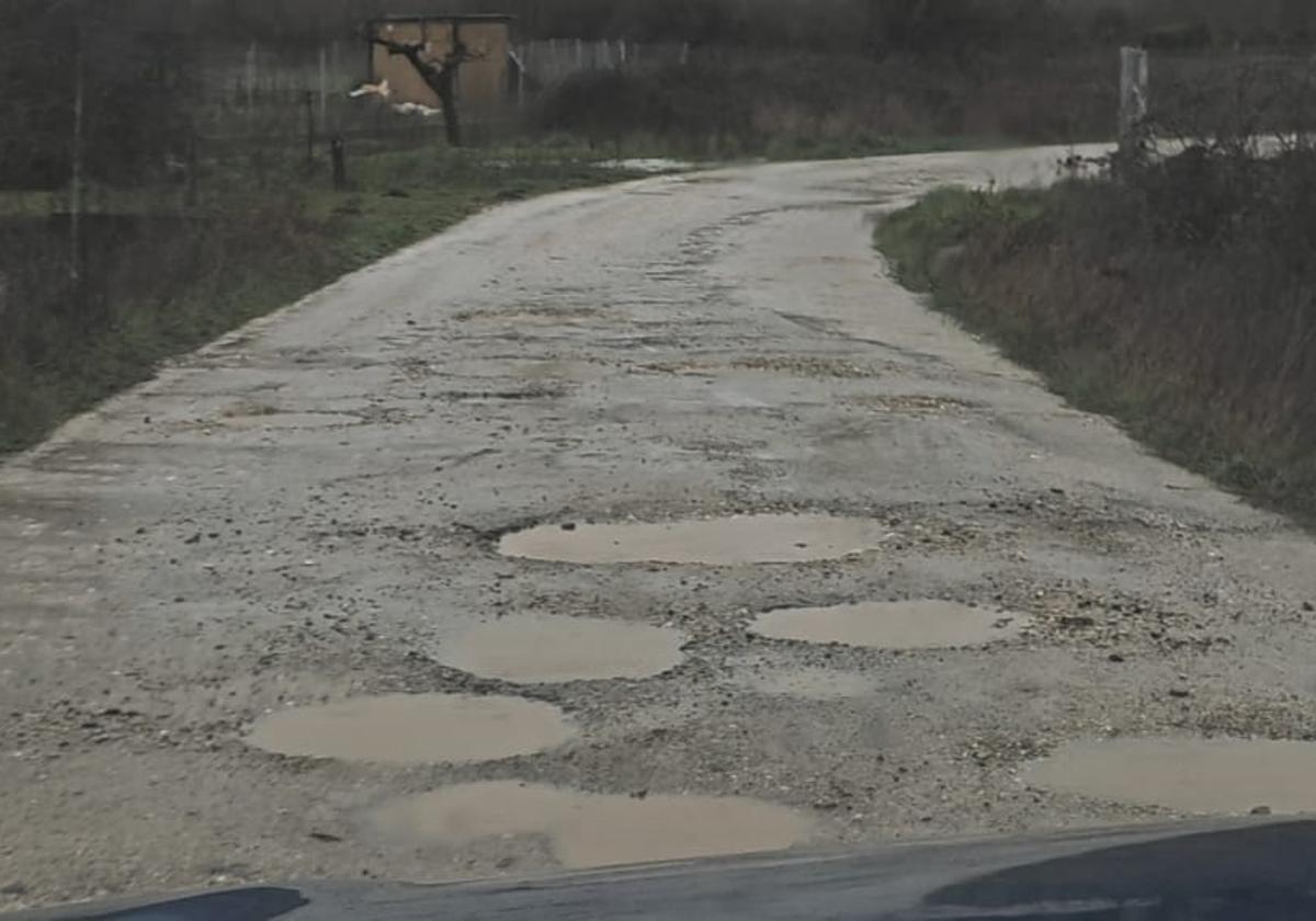 Los vecinos del Escaril exigen al Ayuntamiento el asfaltado del camino de acceso
