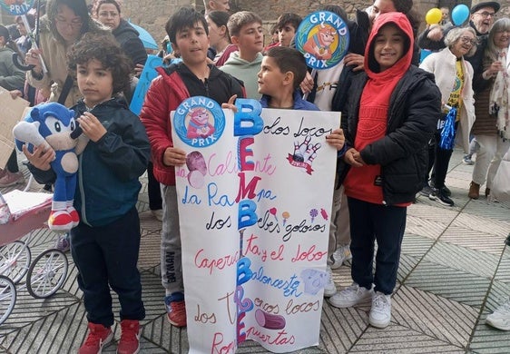 Grandes y pequeños se unieron en la plaza Mayor de Bembibre para participar en la grabación del vídeo promocional del Grand Prix.