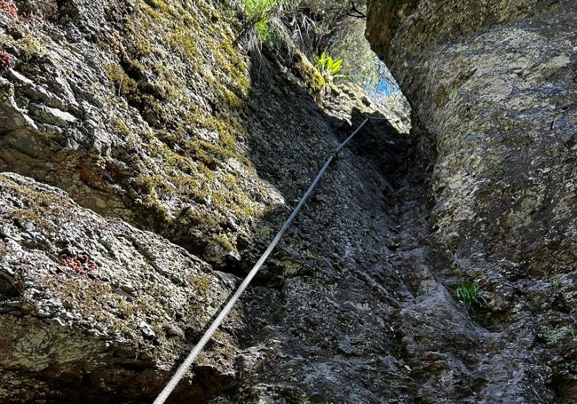 Una parte de la ruta en la que hay que escalar la roca ayudados de esta cuerda.