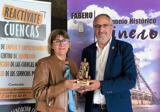 La alcaldesa de Fabero, Mari Paz Martínez, y el presidente del Consejo Comarcal, Olegario Ramón.
