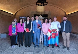 El presidente del Consejo Comarcal (C) junto a los representantes municipales, en su visita al Ayuntamiento.