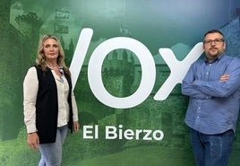 Los concejales de VOX Ponferrada en la sede del partido.