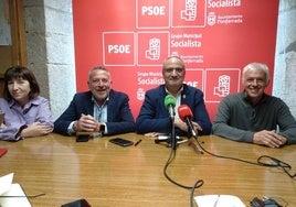 El portavoz municipal del PSOE en Ponferrada, Olegario Ramón, flanqueado por tres de sus concejales, en su comparecencia.