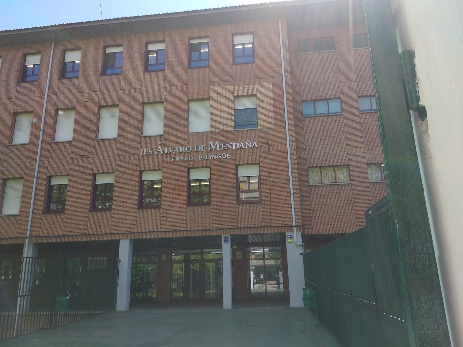 Múltiples heridos tras desplomarse una escalera en un instituto de Ponferrada