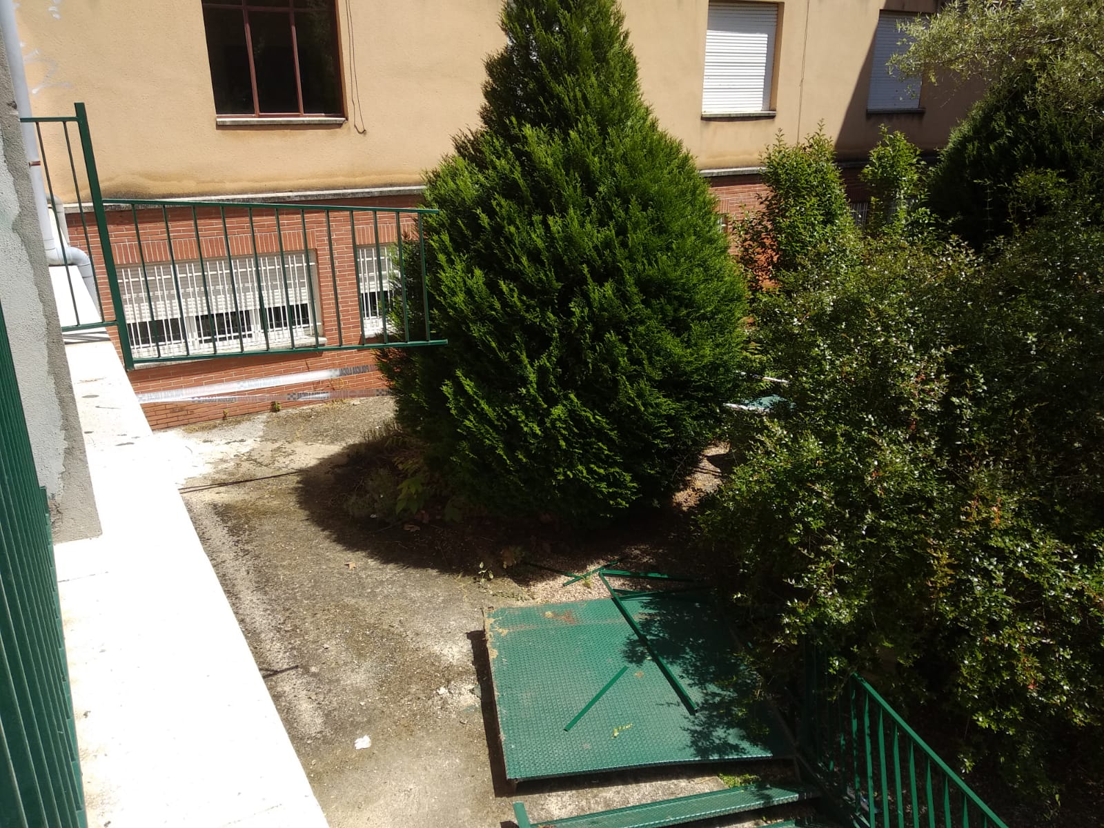 Múltiples heridos tras desplomarse una escalera en un instituto de Ponferrada