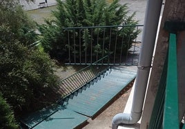 Imagen de la escalera que ha colapsado en el IES Álvaro de Mendaña de Ponferrada.