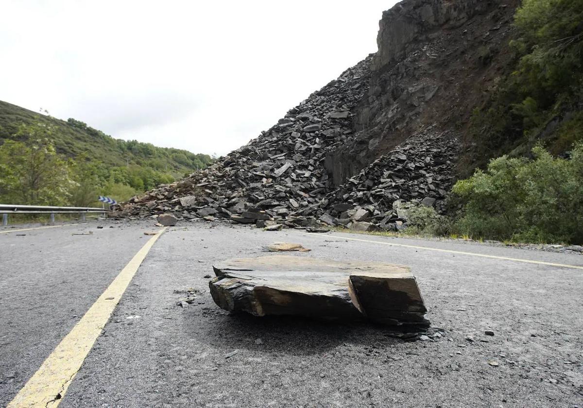 Imagen del derrumbe de rocas y tierra del talud que mantiene bloqueada al tráfico la CL-631 a la altura de Páramo del Sil.