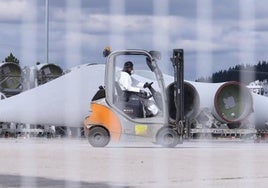 Un trabajador en la planta de LM Wind Power en el polígono industrial de La Llanada en Ponferrada.