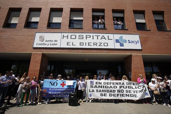 Concentración por la sanidad pública en el hospital El Bierzo de Ponferrada.