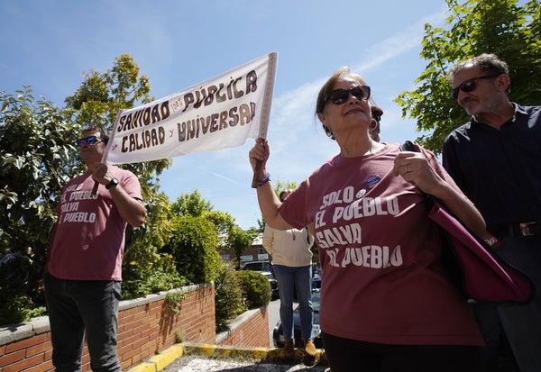 Concentración por la sanidad pública en el hospital El Bierzo de Ponferrada.