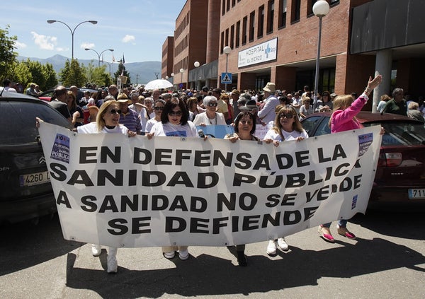 Concentración por la sanidad pública en el hospital El Bierzo de Ponferrada.