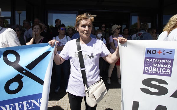 Concentración por la sanidad pública en el hospital El Bierzo de Ponferrada.